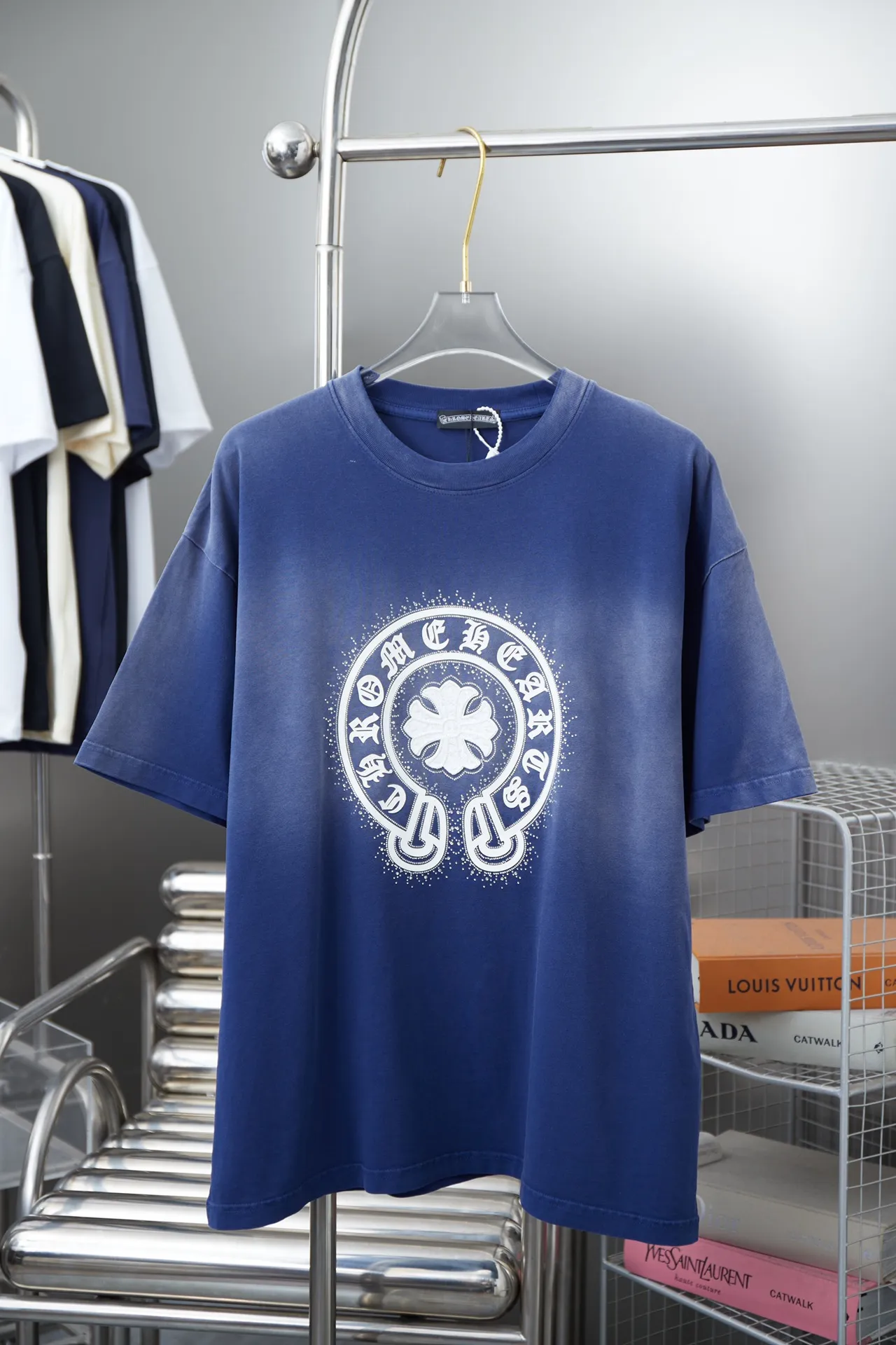 🅿️240 Chrome Hearte 25SS early spring new style Chrome Heart toothbrush embroidered short sleeves Light luxury essential item for daily commuting for men and women Correct version Welcome to compare Detailed features · 280g 100% pure cotton double yarn jersey fabric · Custom dyed in the same vat with special bold 32-count double-ply 1X1 thread · Crocodile toothbrush embroidery pattern➕Imported Australian matte pearl diamonds➕Thick plate texture Crocodile letters. Ready-made garments are dyed and then faded and fried with snowflakes. Then washed to make them look old. General washing to improve the effect·Double-needle stitching and cross-stitch process·Original main mark washed tag brand moisture-proof paper packaging Color: black/white/blue Size: S/M/L/XL